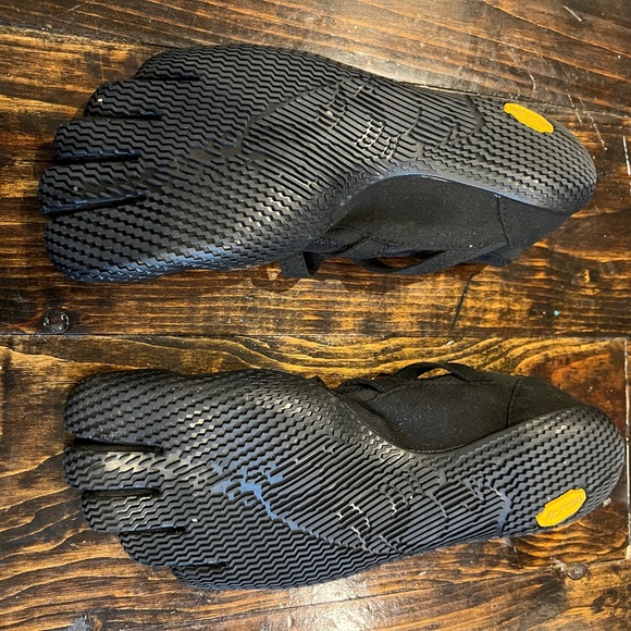 Vibram Alitza Loop Black  Toe Shoes - Picture 4 of 5